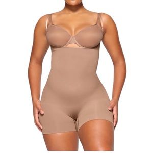 Skims seamless sculpt open bust shortie bodysuit size Medium color clay.